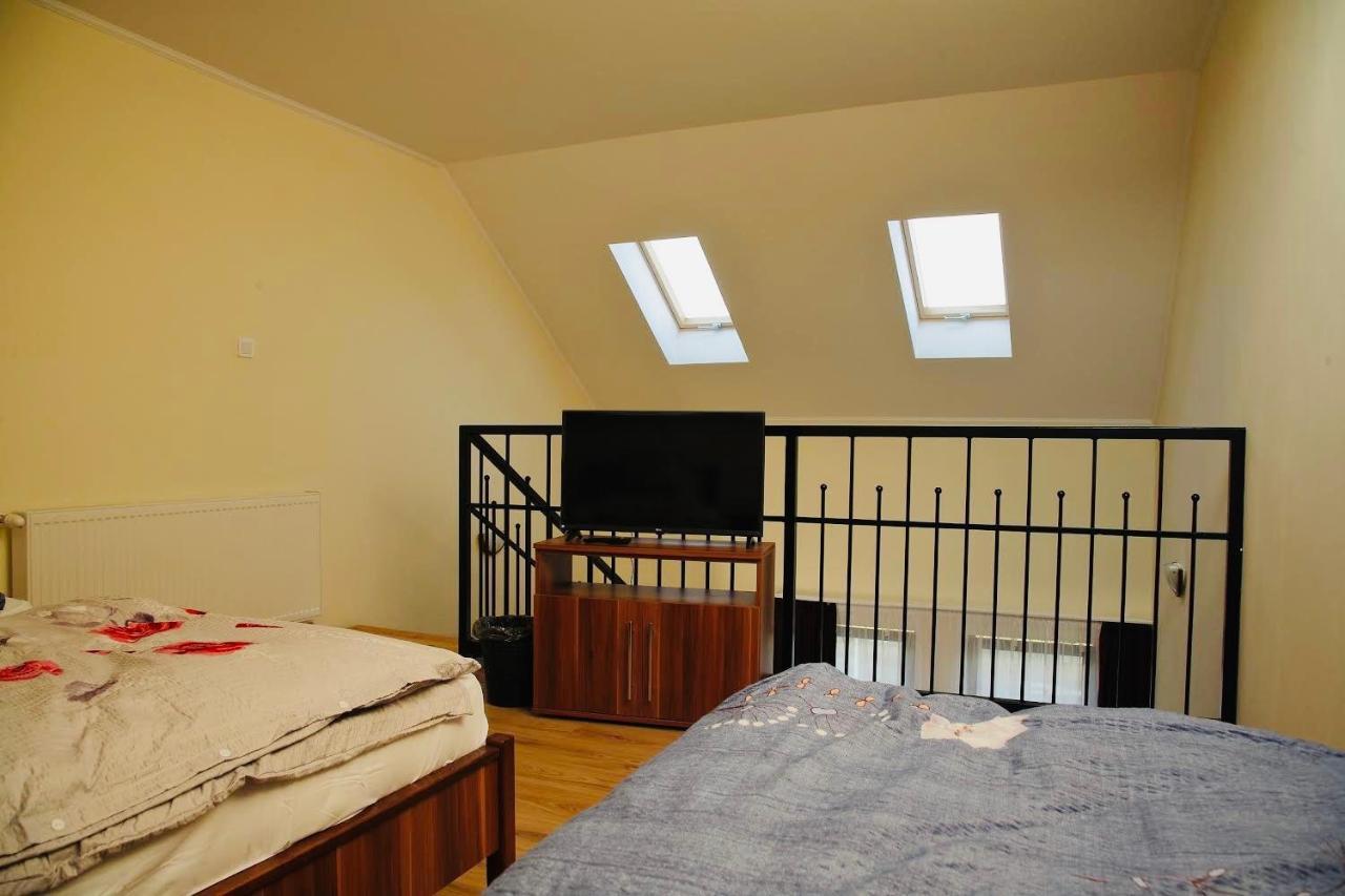 Viktor Vendeghaz Es Apartmanhaz Baktaloranthaza Exterior photo