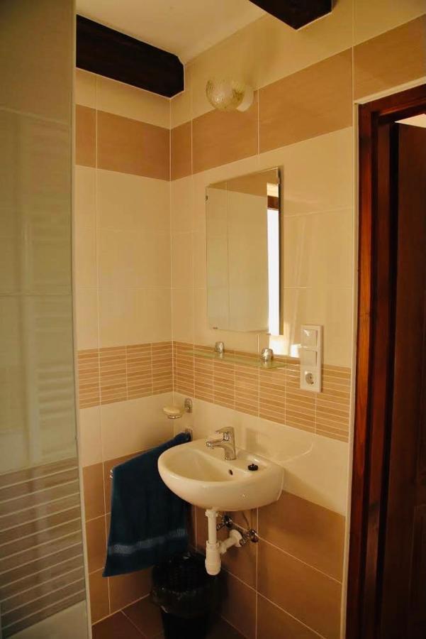 Viktor Vendeghaz Es Apartmanhaz Baktaloranthaza Exterior photo