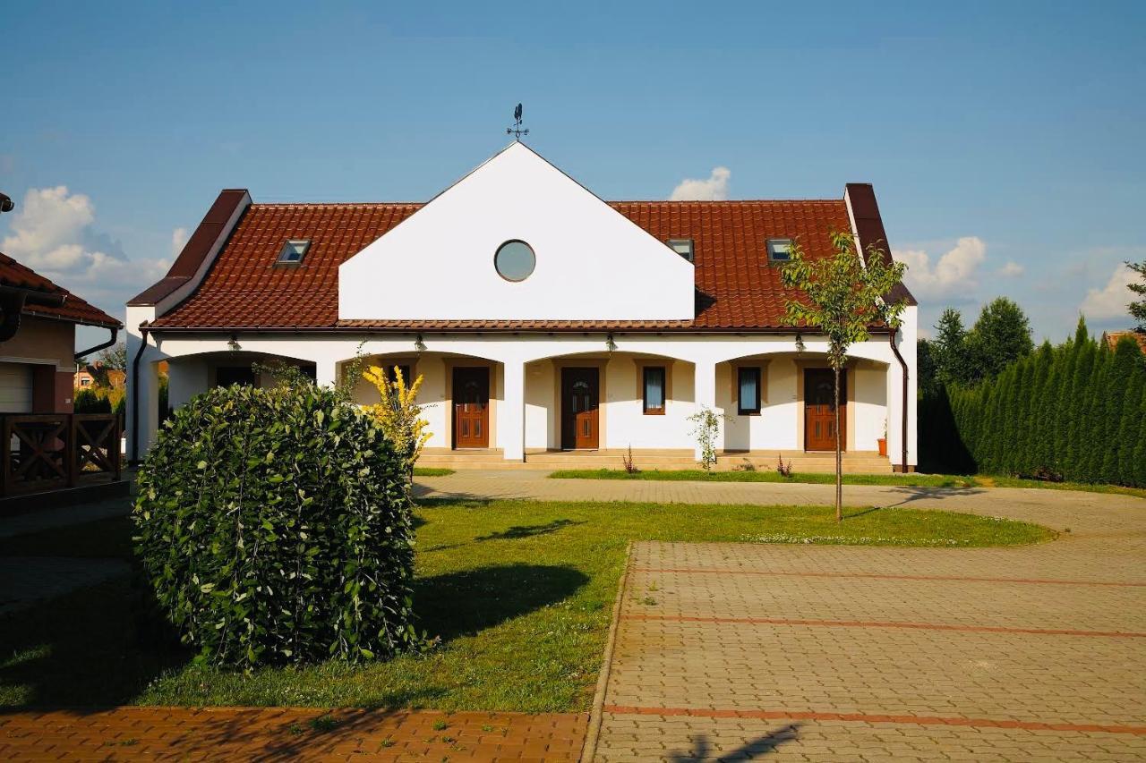 Viktor Vendeghaz Es Apartmanhaz Baktaloranthaza Exterior photo