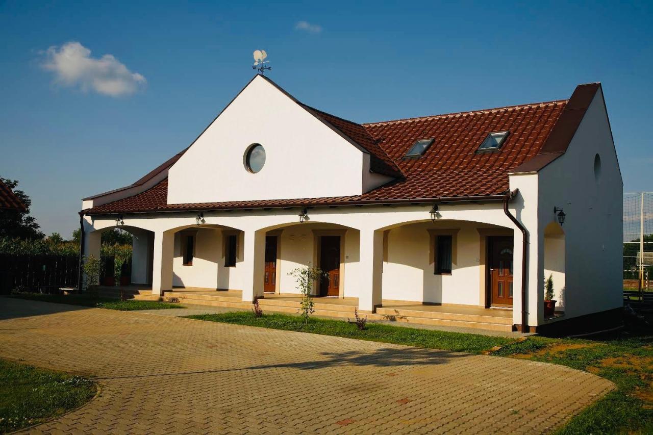 Viktor Vendeghaz Es Apartmanhaz Baktaloranthaza Exterior photo