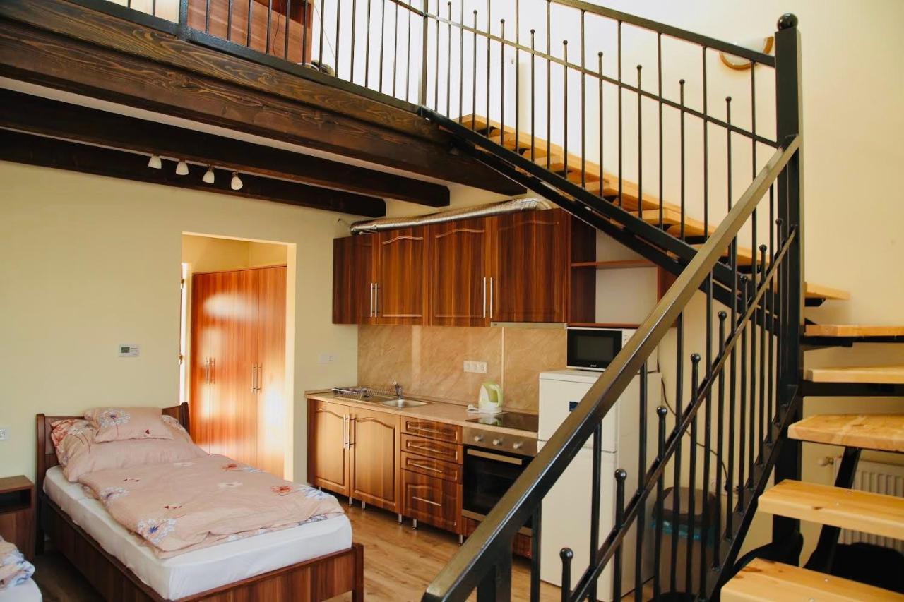 Viktor Vendeghaz Es Apartmanhaz Baktaloranthaza Exterior photo