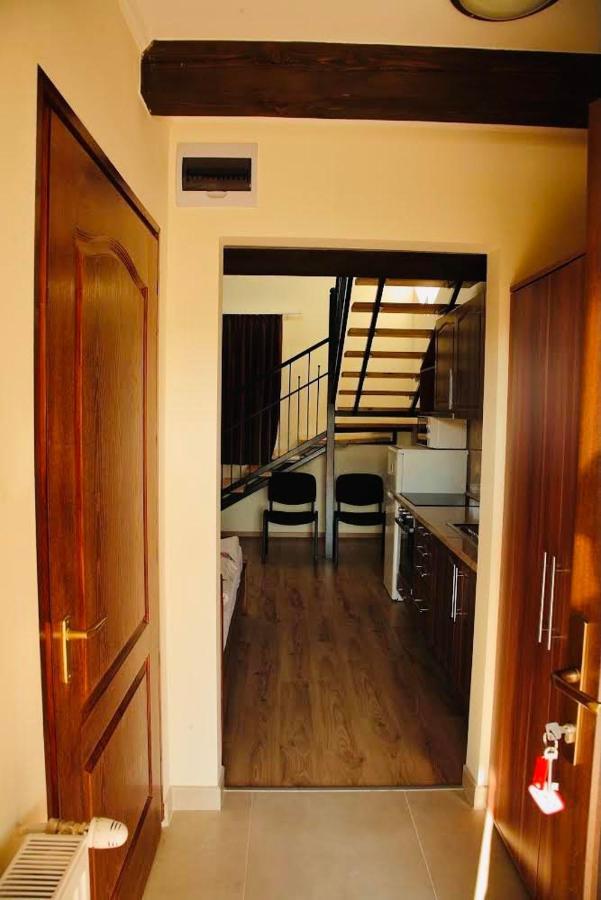 Viktor Vendeghaz Es Apartmanhaz Baktaloranthaza Exterior photo