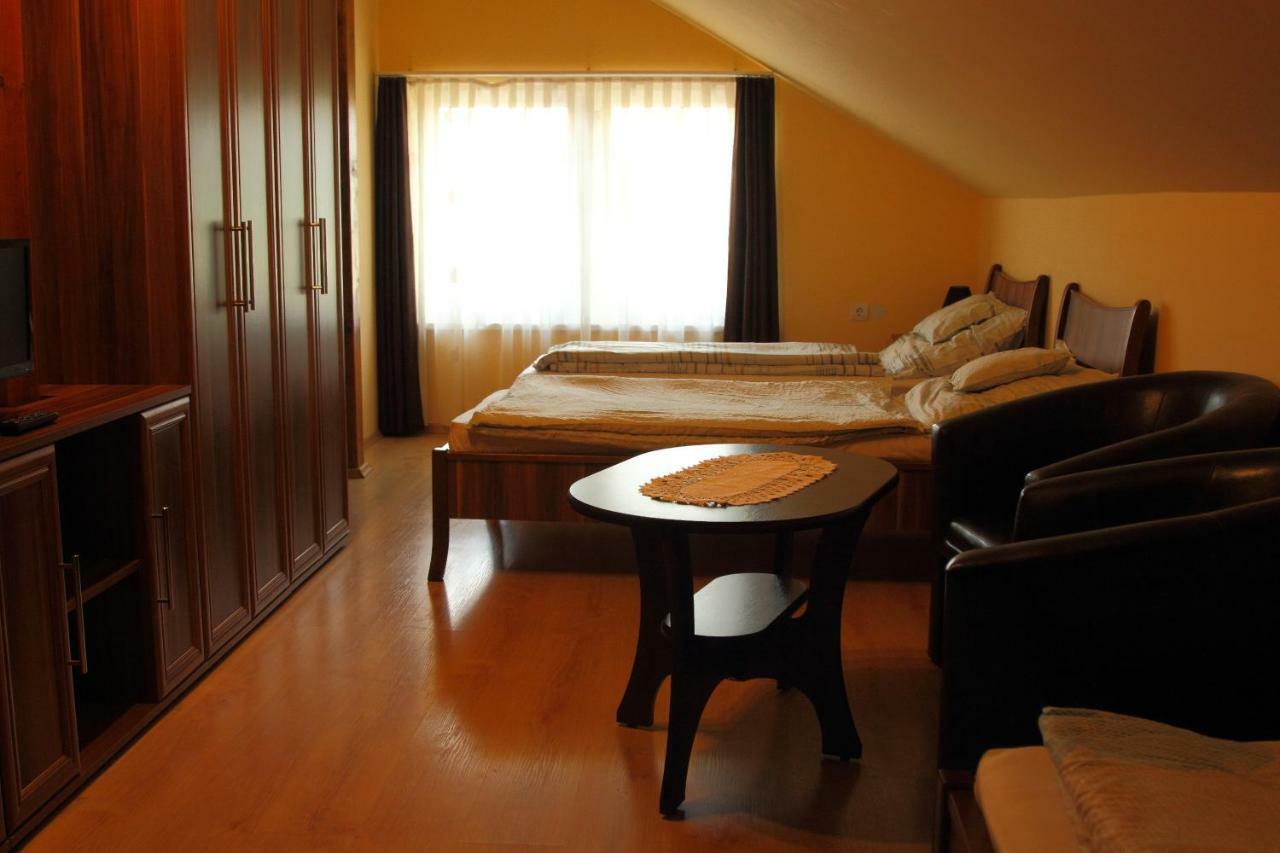 Viktor Vendeghaz Es Apartmanhaz Baktaloranthaza Exterior photo