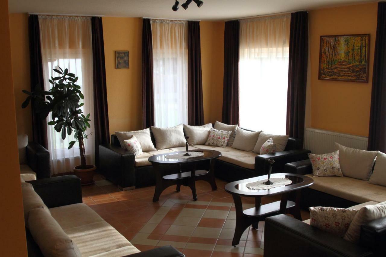 Viktor Vendeghaz Es Apartmanhaz Baktaloranthaza Exterior photo
