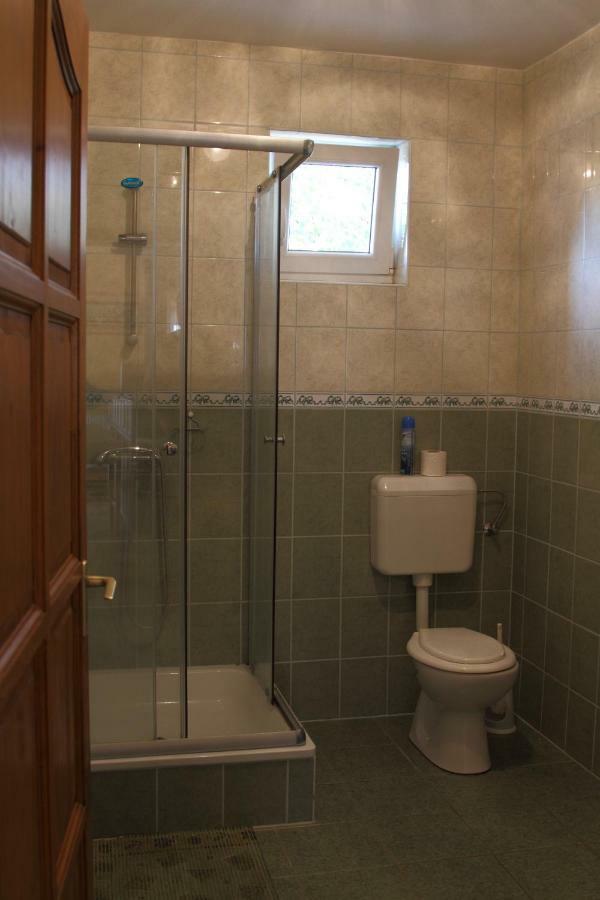 Viktor Vendeghaz Es Apartmanhaz Baktaloranthaza Exterior photo