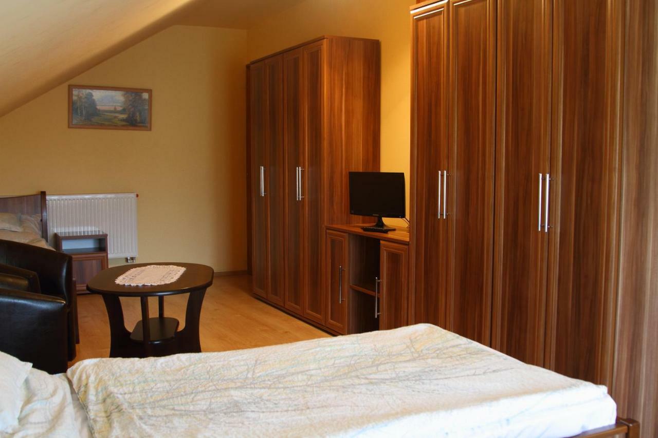 Viktor Vendeghaz Es Apartmanhaz Baktaloranthaza Exterior photo