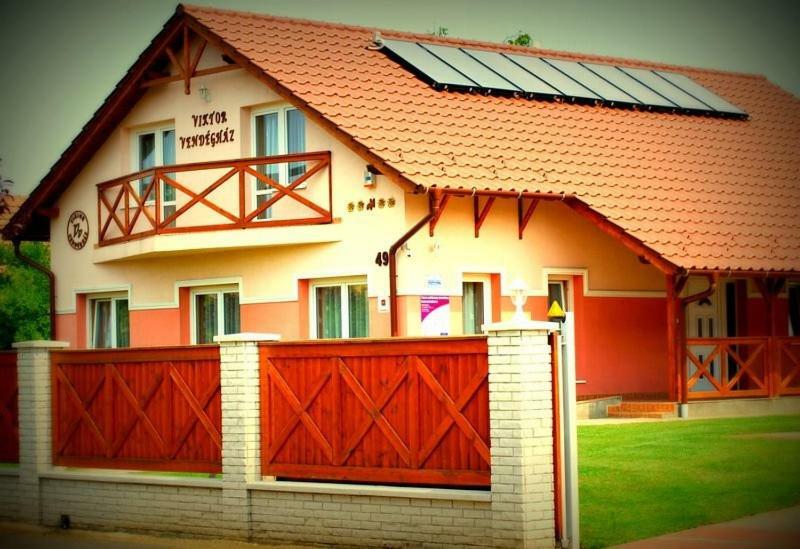 Viktor Vendeghaz Es Apartmanhaz Baktaloranthaza Exterior photo