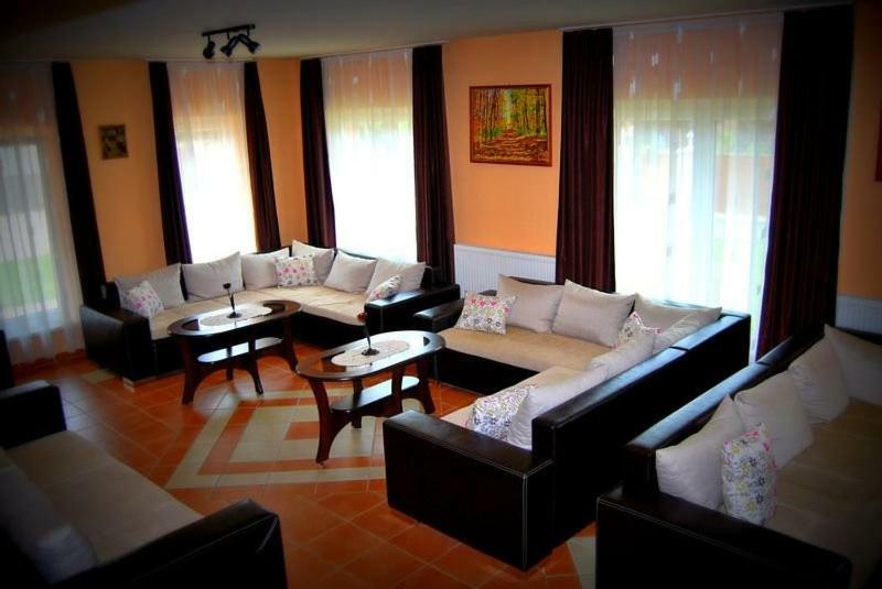 Viktor Vendeghaz Es Apartmanhaz Baktaloranthaza Exterior photo