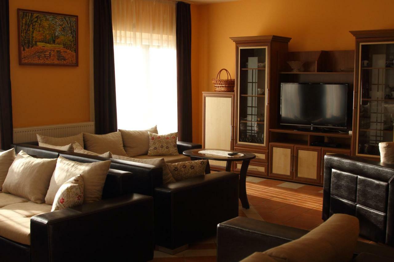 Viktor Vendeghaz Es Apartmanhaz Baktaloranthaza Exterior photo