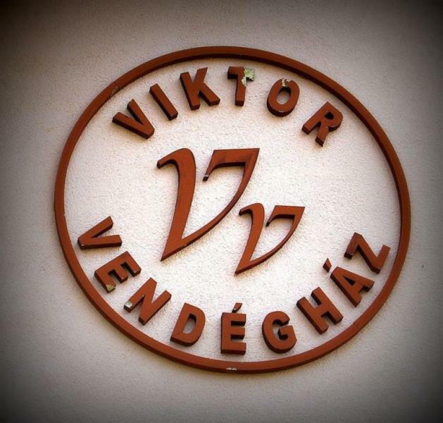 Viktor Vendeghaz Es Apartmanhaz Baktaloranthaza Exterior photo